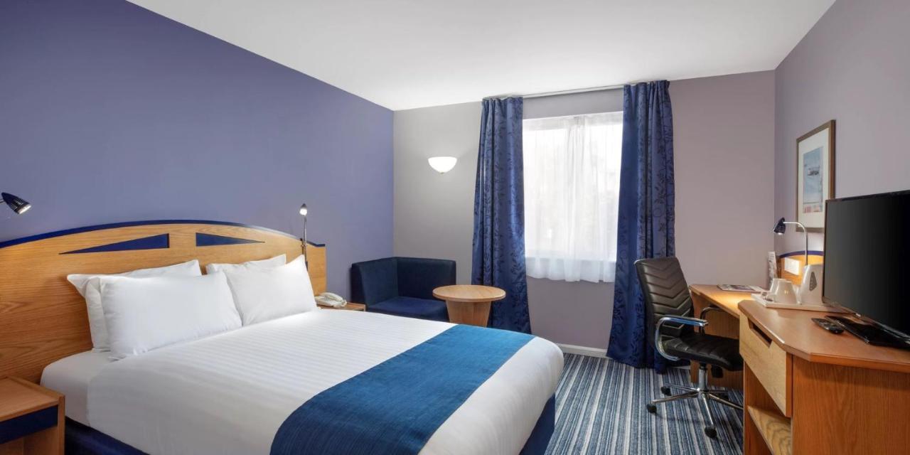 Holiday Inn Express Poole, An Ihg Hotel Esterno foto